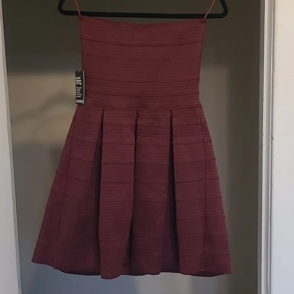 Express Strapless Sweetheart Pleated Skater Dress Maroon Wine NWT Size M - Picture 13 of 17